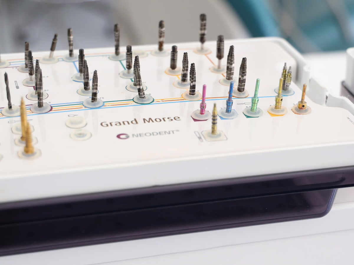 Dental implant surgical kit